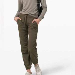 Lululemon green size 6 dance studio pant